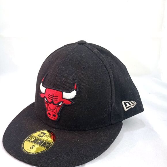 New Era 59FIFTY Chicago Bulls Fitted Cap Size 8 Black/Red NBA Basketball 6 Panel - Picture 1 of 7